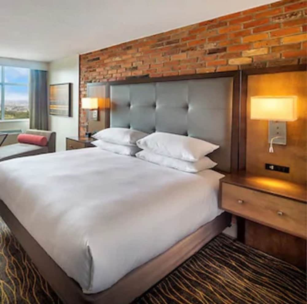 DoubleTree by Hilton Toronto Airport