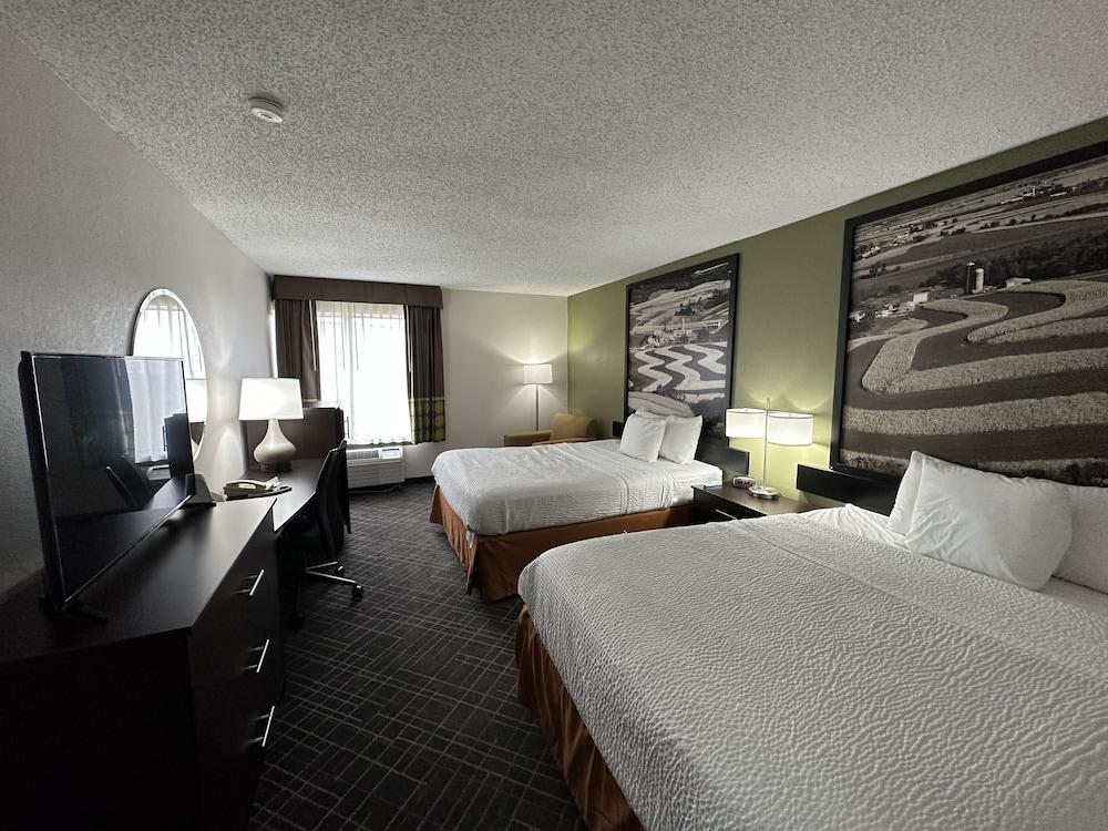 Super 8 by Wyndham Madison South