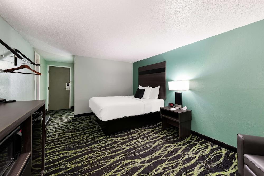 Baymont by Wyndham Liberty MO