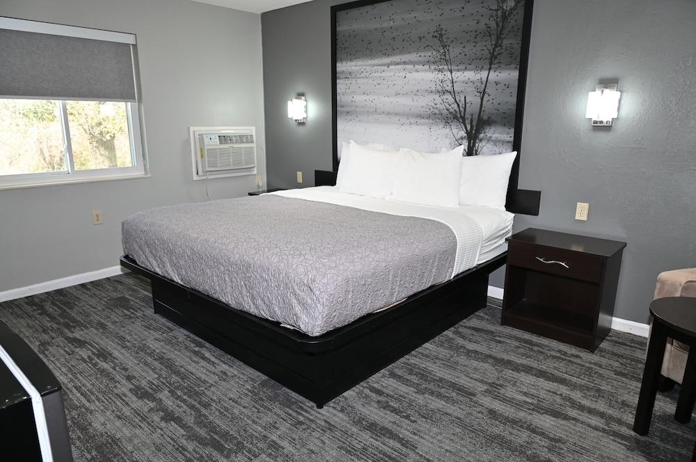 Super 8 by Wyndham Higginsville