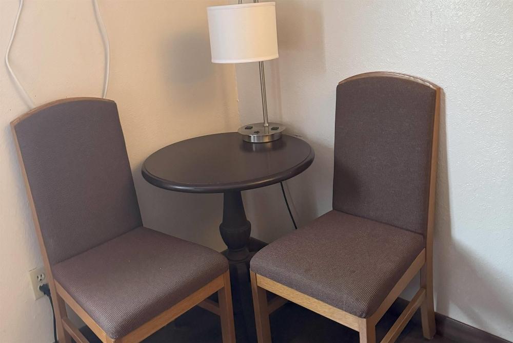 Super 8 by Wyndham Chaska