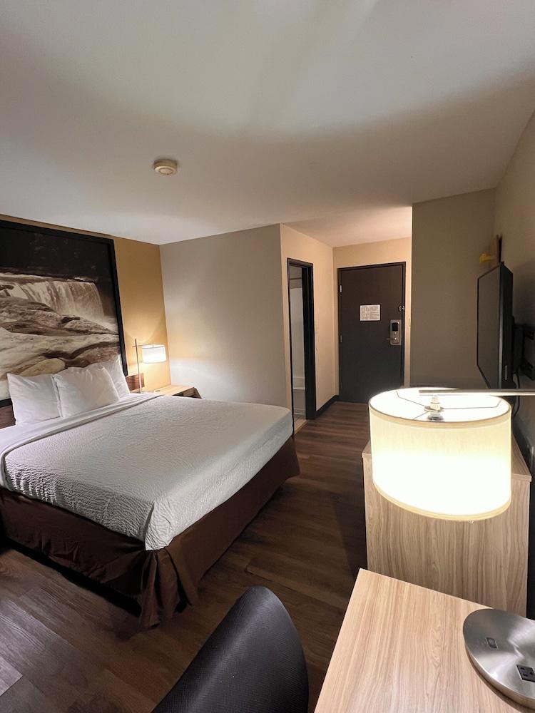 Super 8 by Wyndham Radcliff Ft. Knox Area