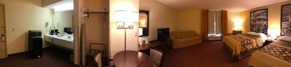 Super 8 by Wyndham Lamar