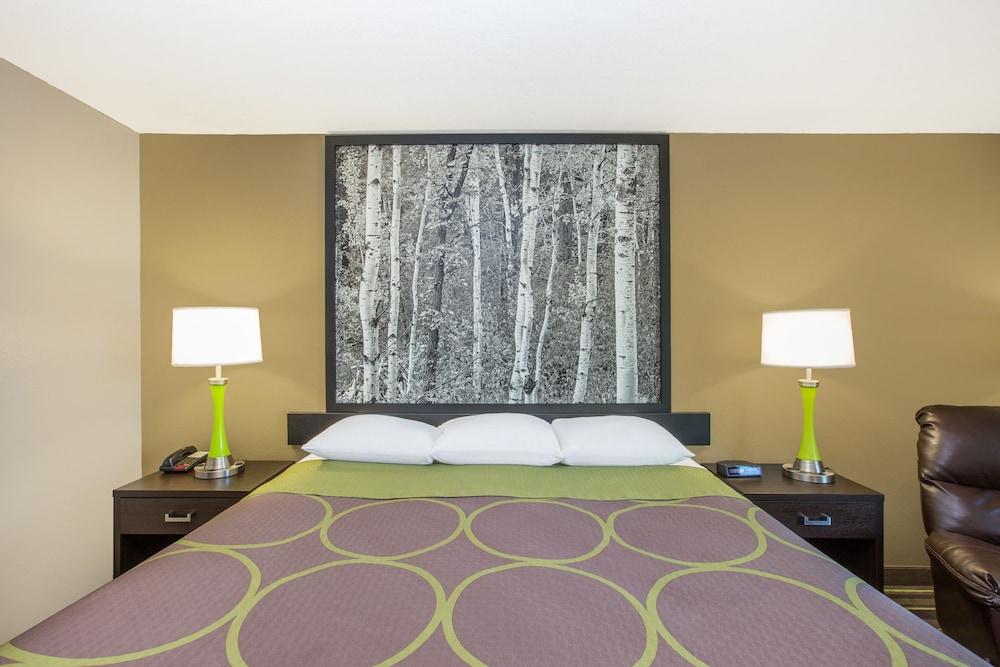 Super 8 by Wyndham Brookings