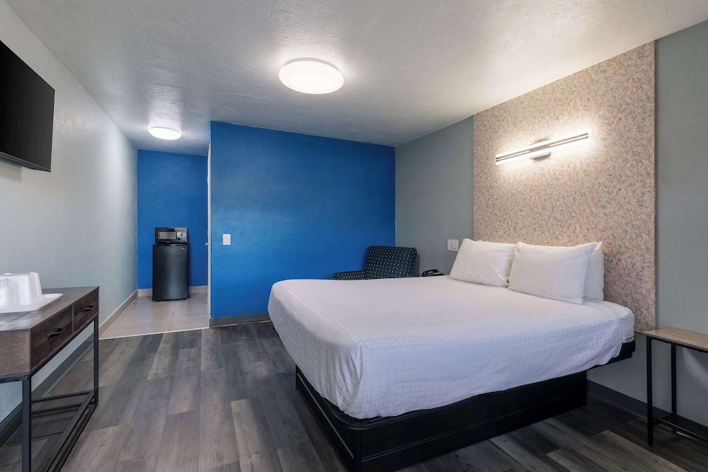 Knights Inn North Attleboro