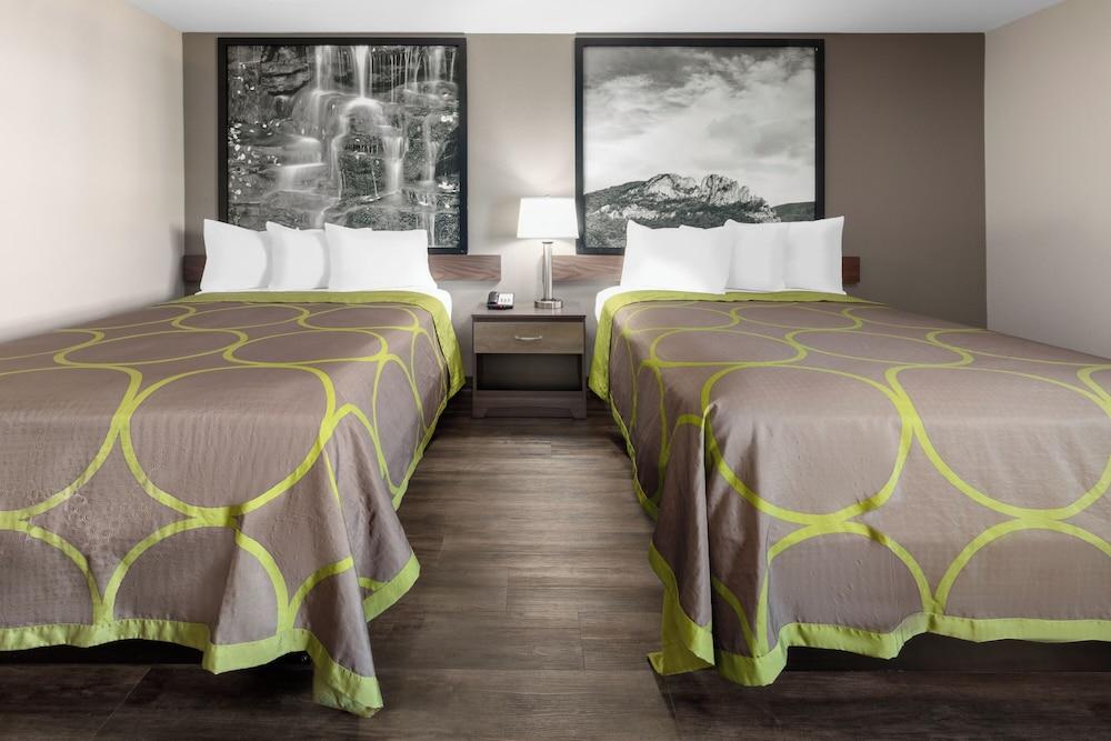 Super 8 by Wyndham Fairmont