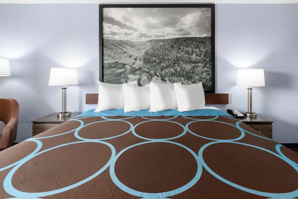 Super 8 by Wyndham Fairmont