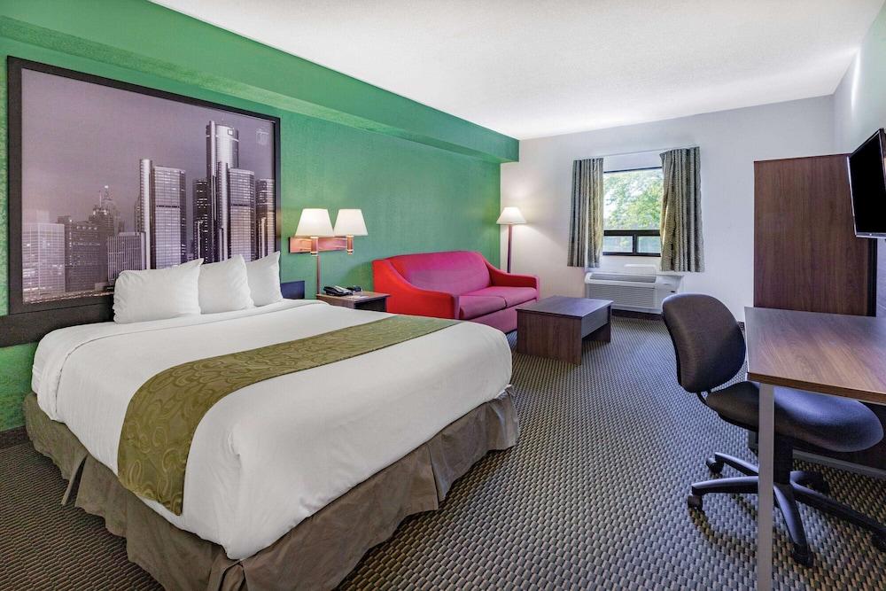 Super 8 by Wyndham Ambassador Bridge Windsor ON