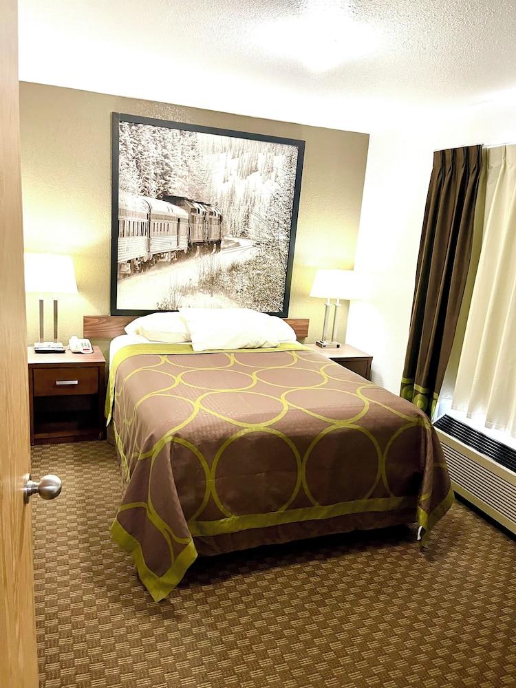 Super 8 by Wyndham Hinton