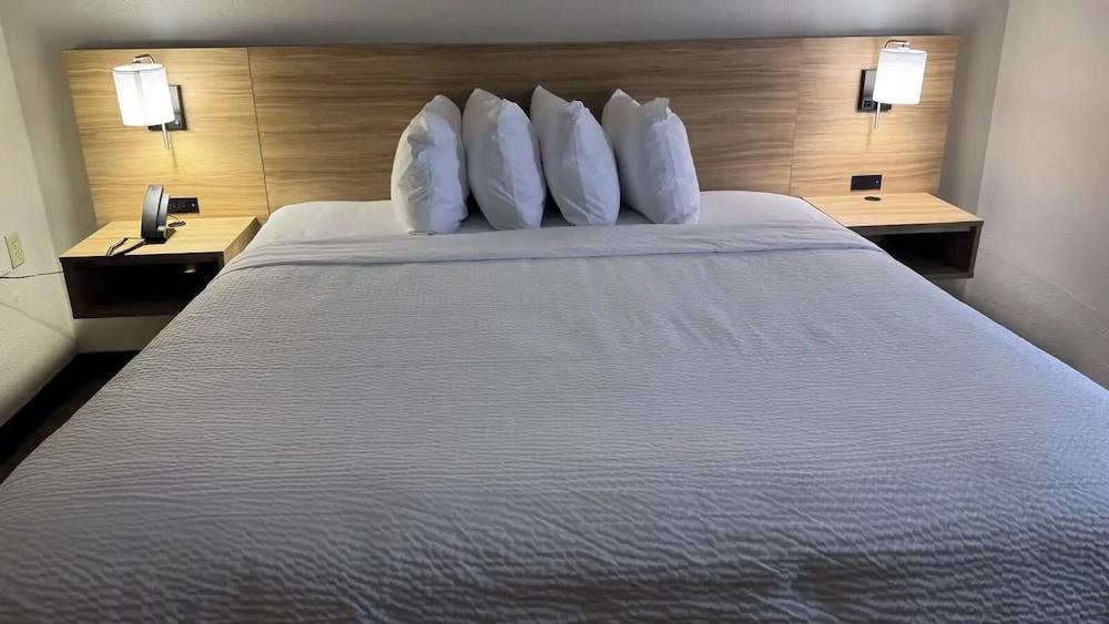 Days Inn by Wyndham McDonough