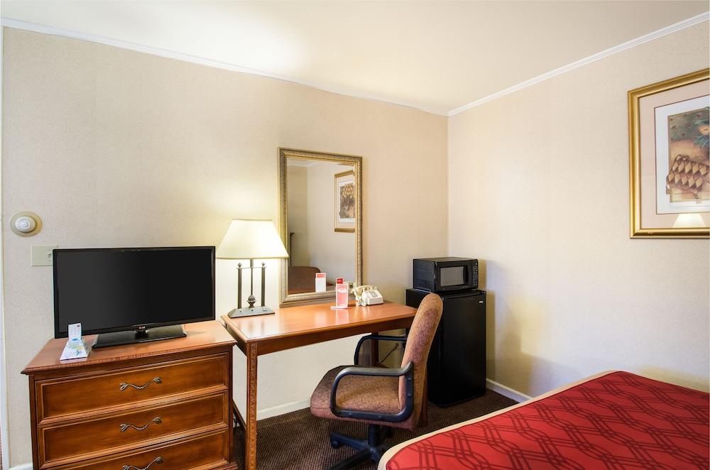 Econo Lodge Inn & Suites