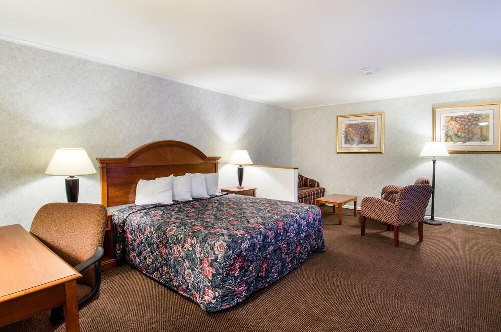 Econo Lodge Inn & Suites