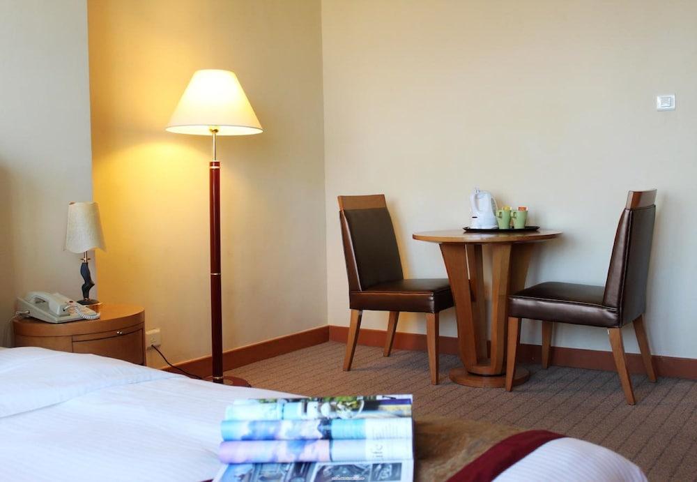 Harbour Plaza Resort City