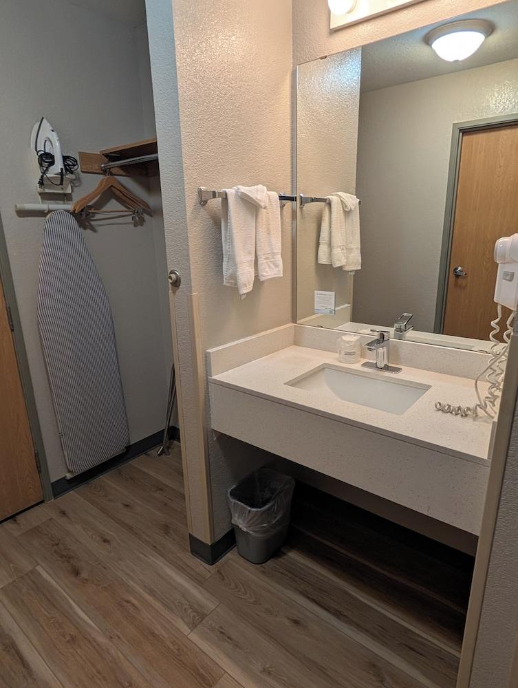 Days Inn & Suites by Wyndham Castle Rock