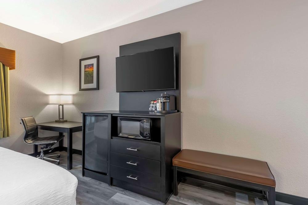 Best Western Plus Des Moines West Inn & Suites