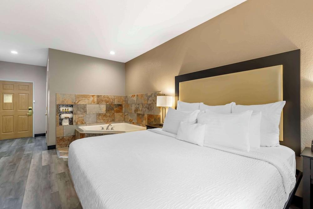 Best Western Plus Des Moines West Inn & Suites