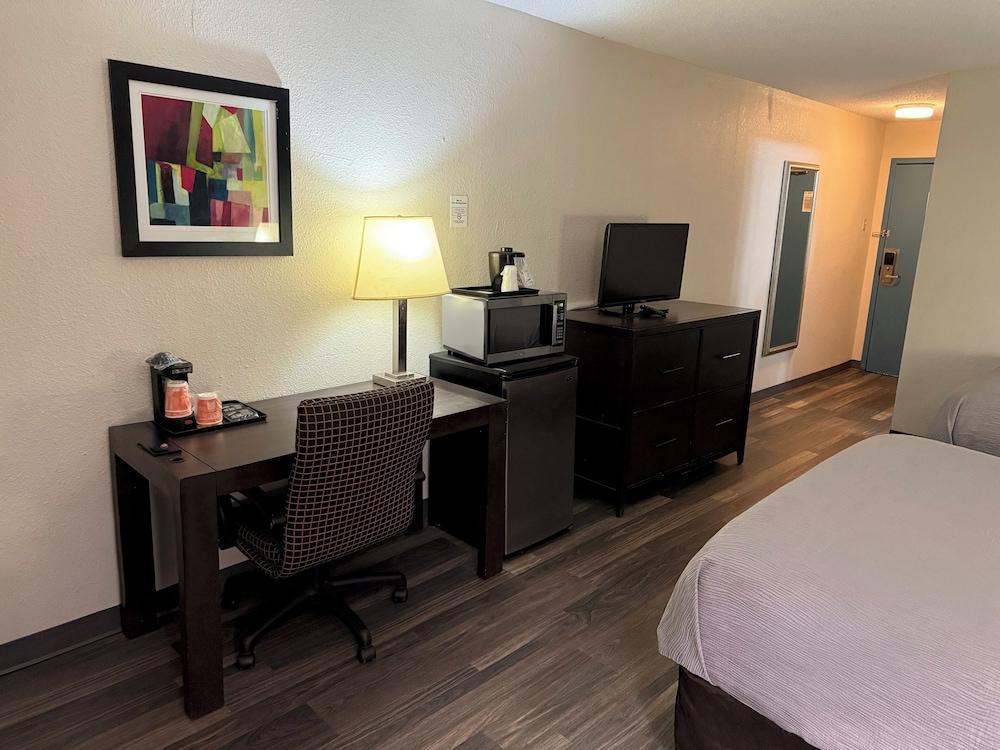 Quality Inn and Suites Livonia
