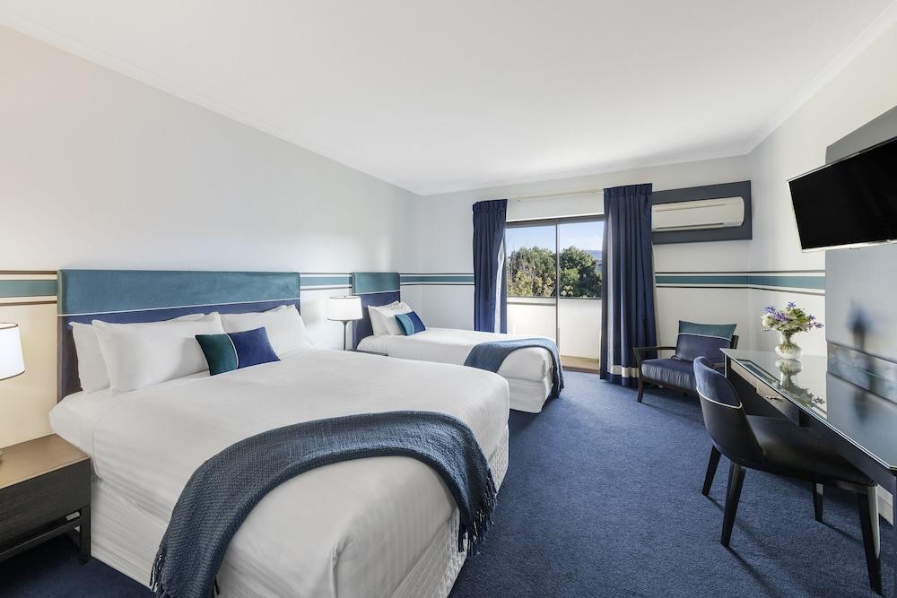 Ramada by Wyndham Diplomat Canberra