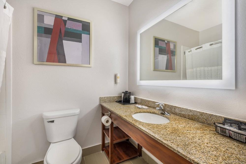 Comfort Suites Omaha Northwest