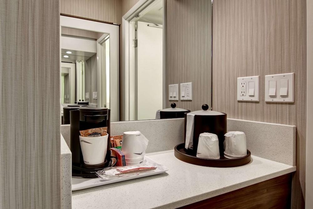 Hampton Inn & Suites by Hilton Calgary-Airport