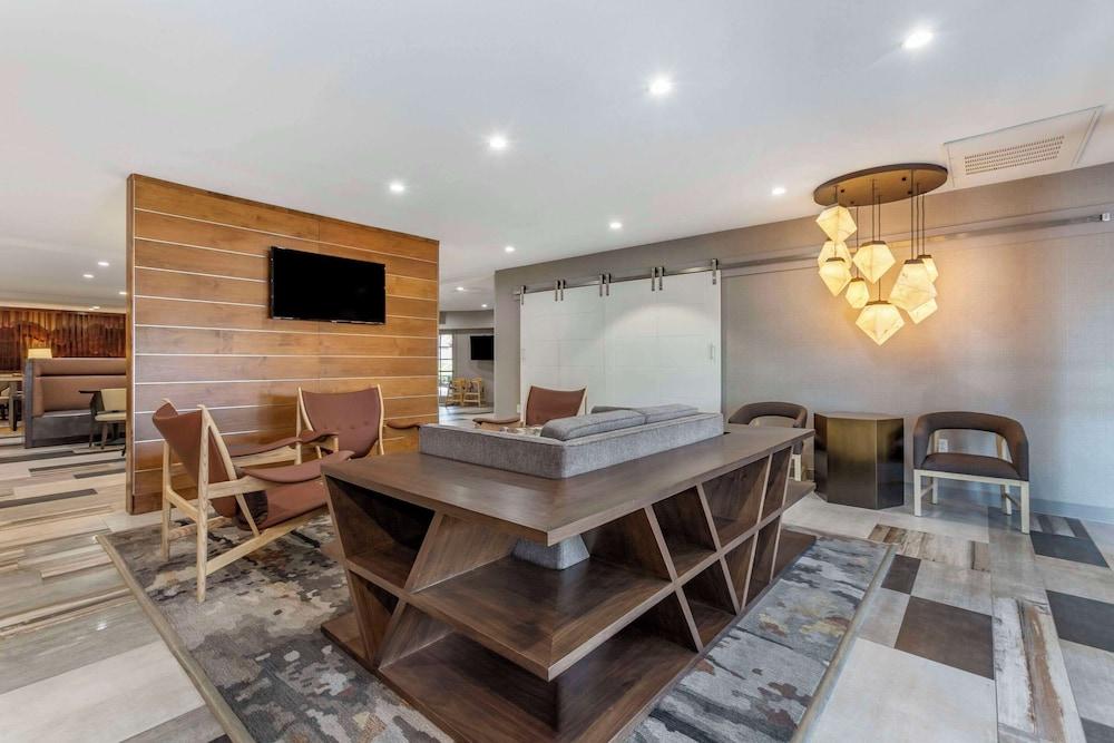 Windmill Suites Surprise - Phoenix, an Ascend Collection Hotel