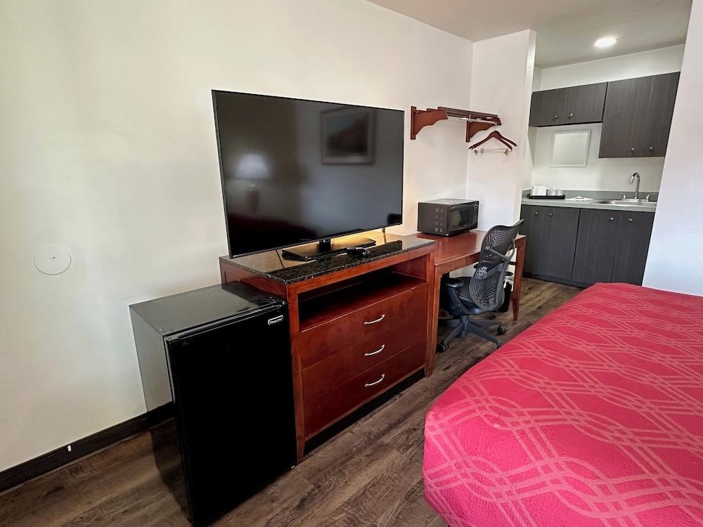 Desert Sands Inn & Suites