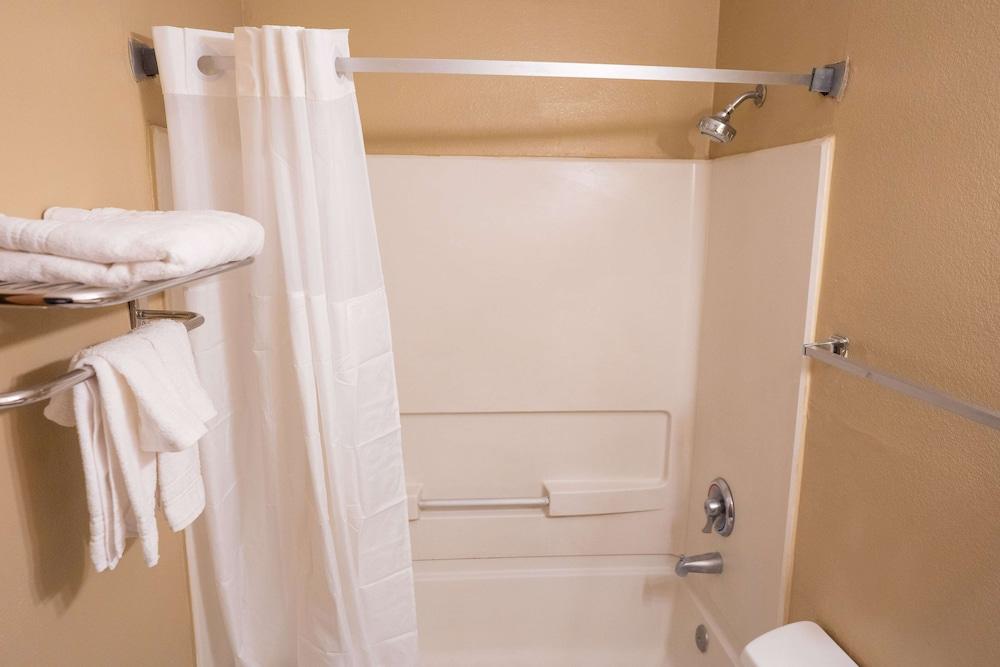 Super 8 by Wyndham Belen NM