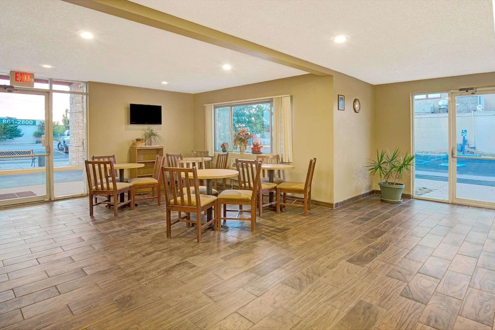 Super 8 by Wyndham Belen NM