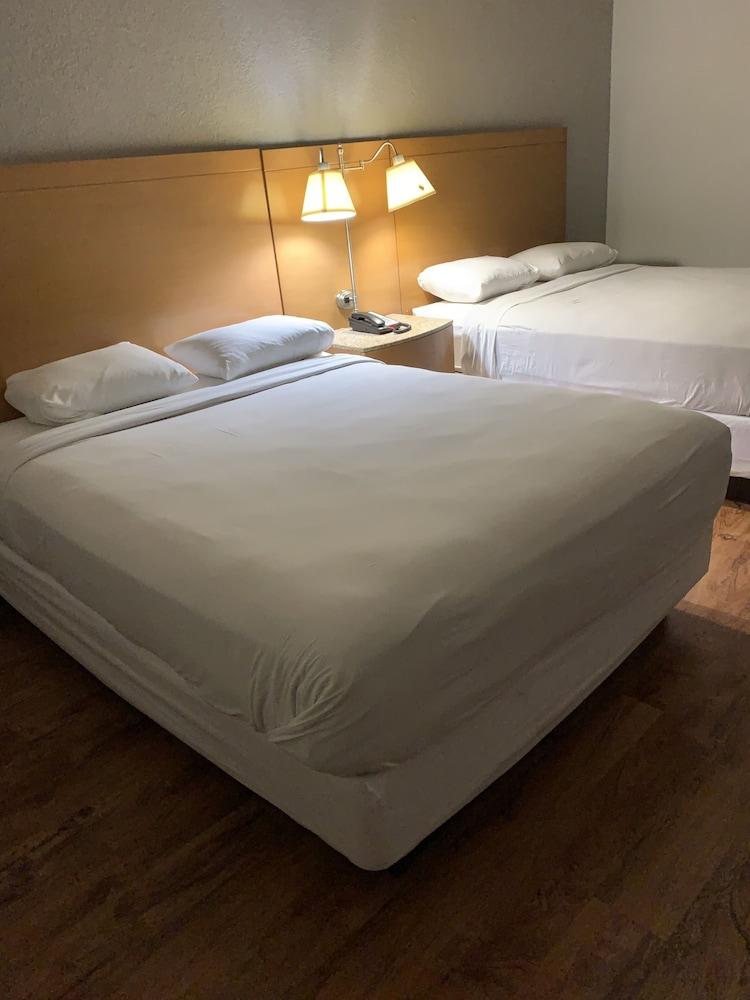 Motel 6 Savannah, GA- Gateway & I-95