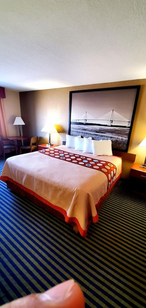 Super 8 by Wyndham Marshalltown