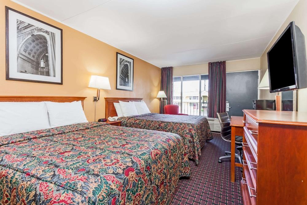 Days Inn by Wyndham Seymour