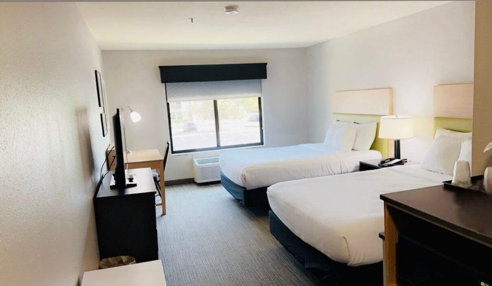 Country Inn & Suites by Radisson, Appleton Airport - Fox River Mall Area