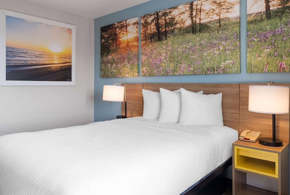 Days Inn by Wyndham Neenah