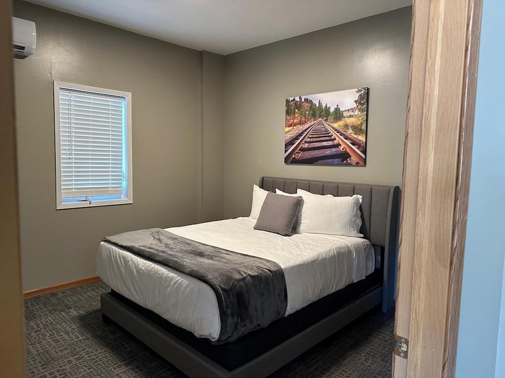 EverSpring Inn & Suites