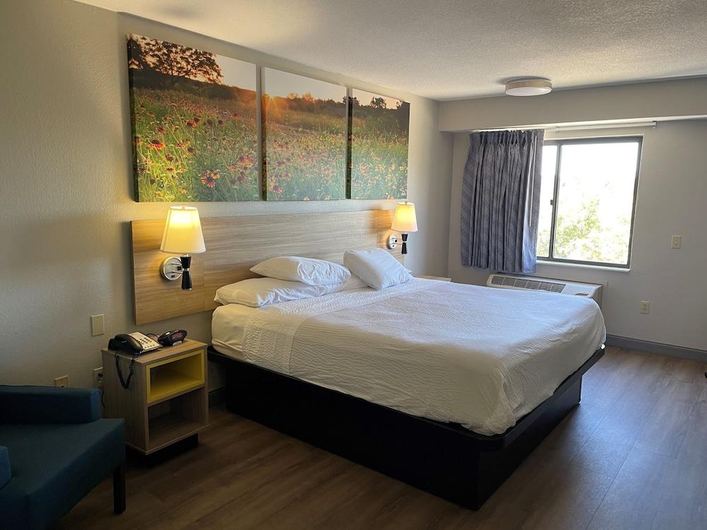 Days Inn & Suites by Wyndham DeSoto