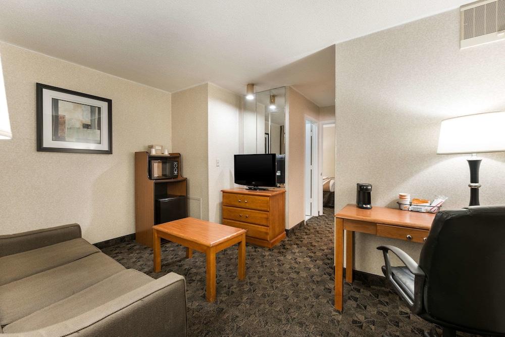 Quality Inn & Suites Portage Central