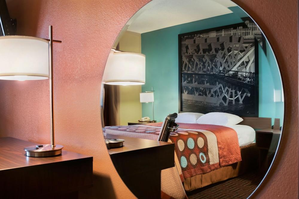 Super 8 by Wyndham Peoria