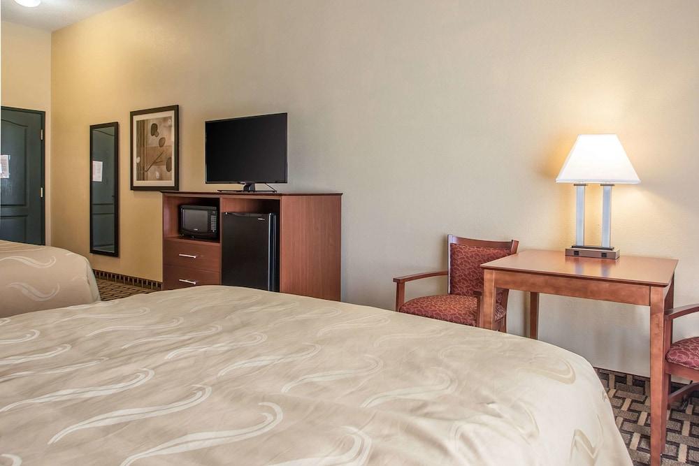 Quality Inn & Suites East Troy I-43