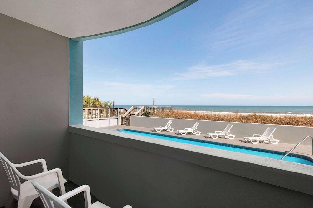 Days Inn by Wyndham Myrtle Beach-Beach Front