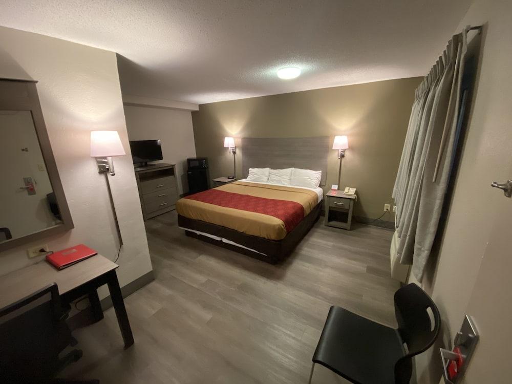 Econo Lodge Dewitt I-90