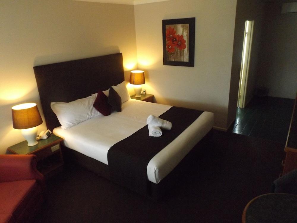 Puffers Inn Logan Motel