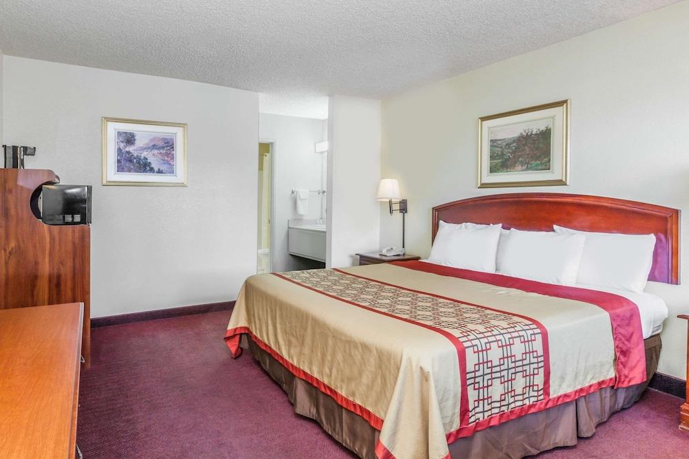 Super 8 by Wyndham Bakersfield/Central