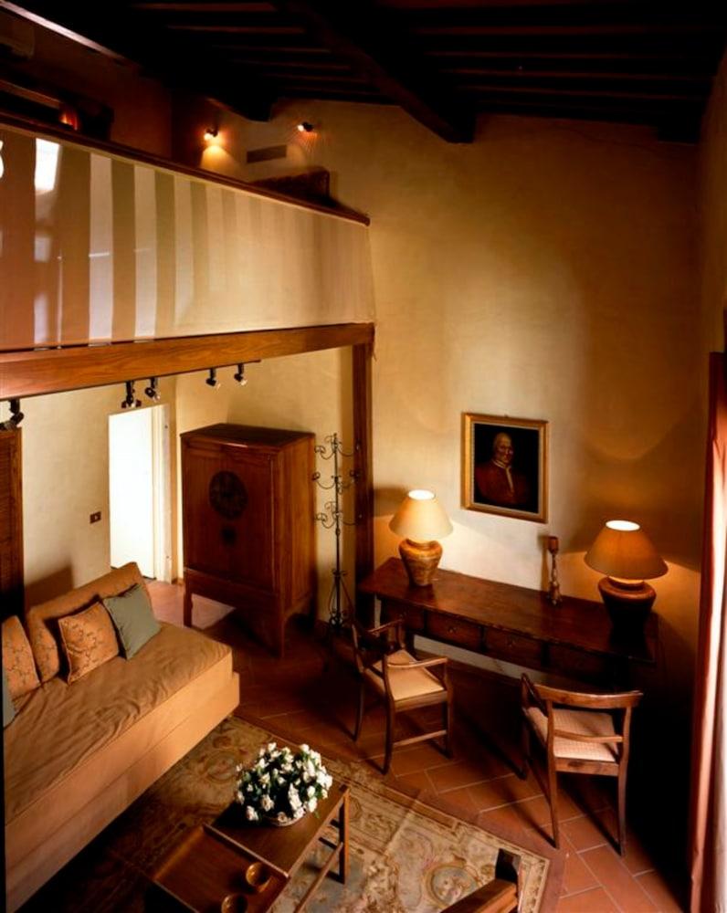 J And J Historic House Hotel