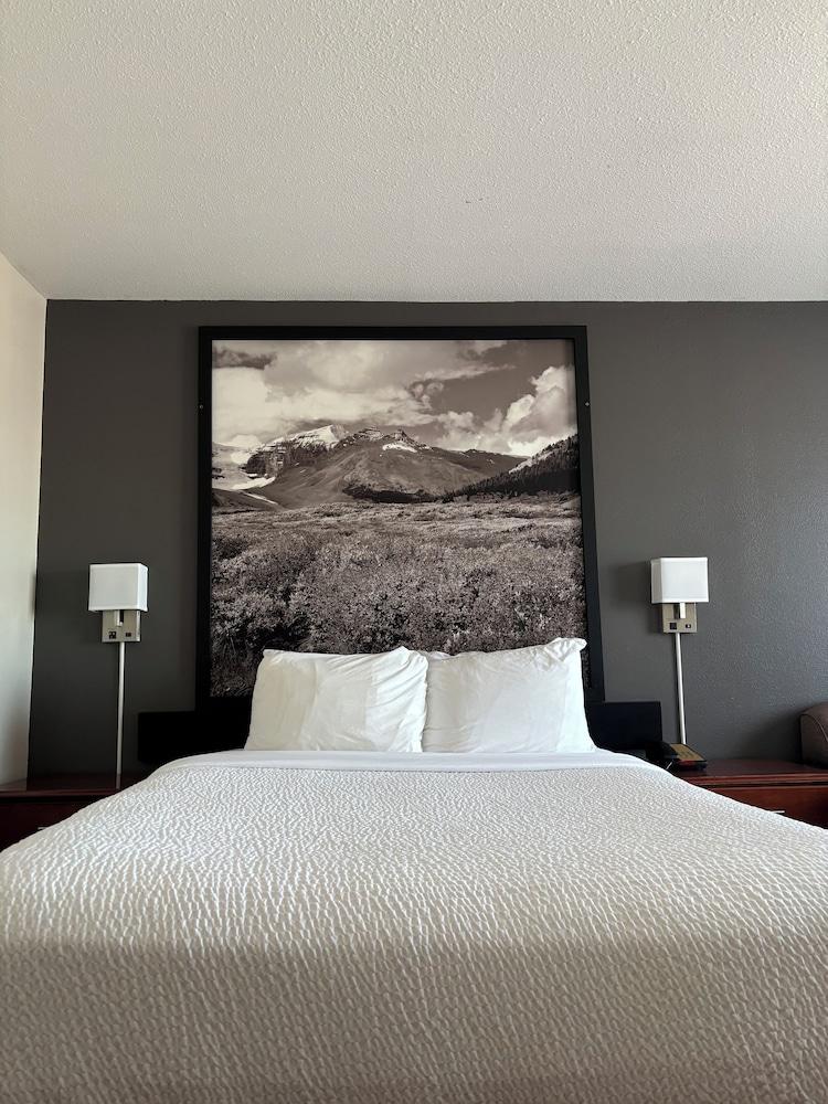 Super 8 by Wyndham Whitecourt