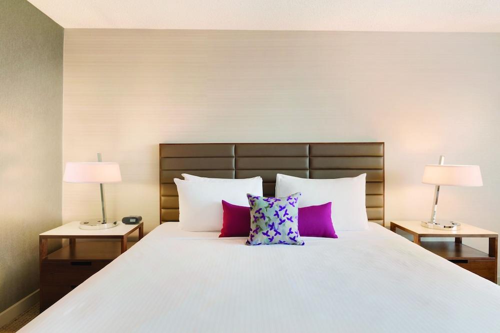 Coast Edmonton Plaza Hotel by APA