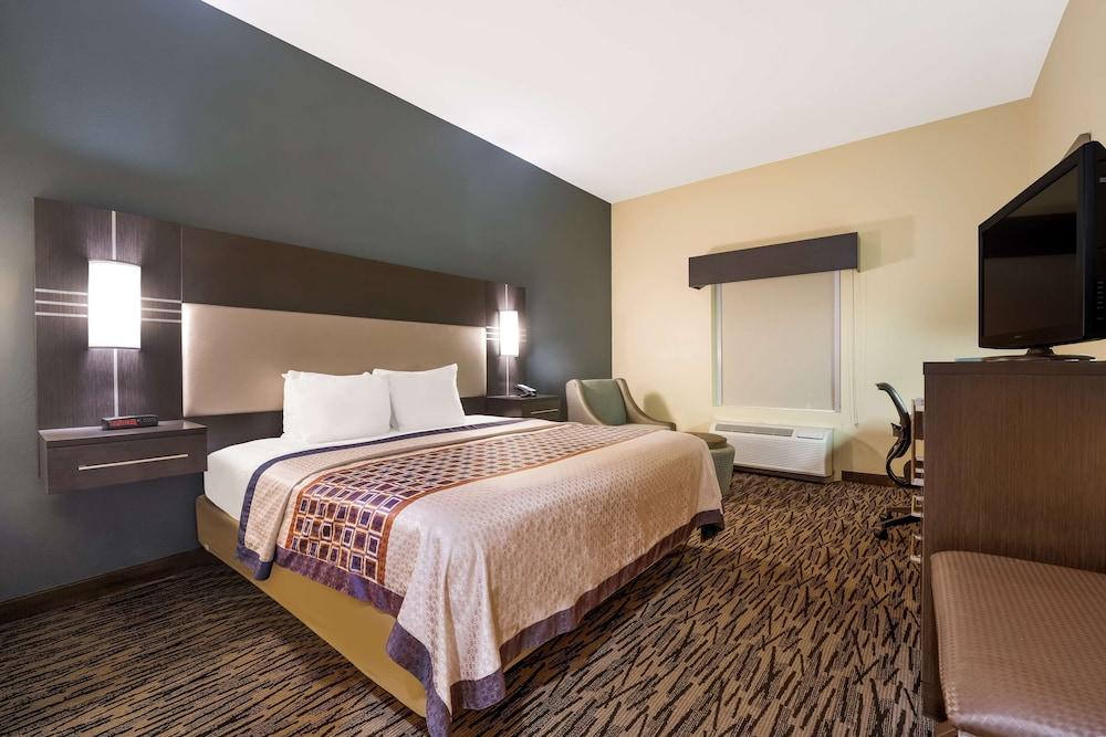 Best Western Bradbury Inn & Suites