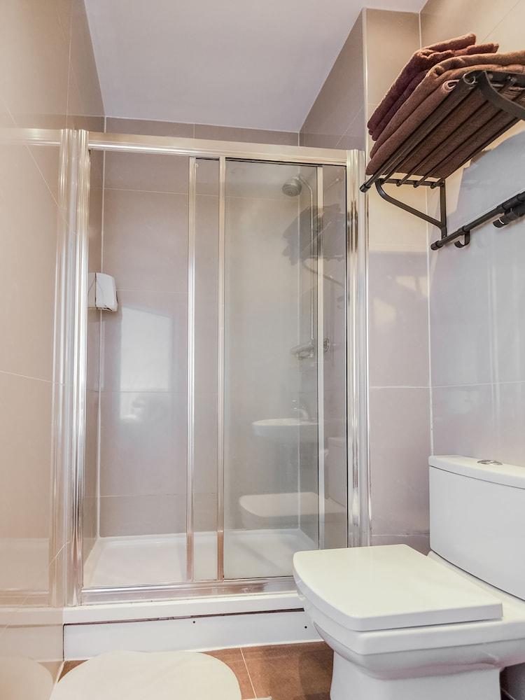 Huttons Hotel, Victoria London