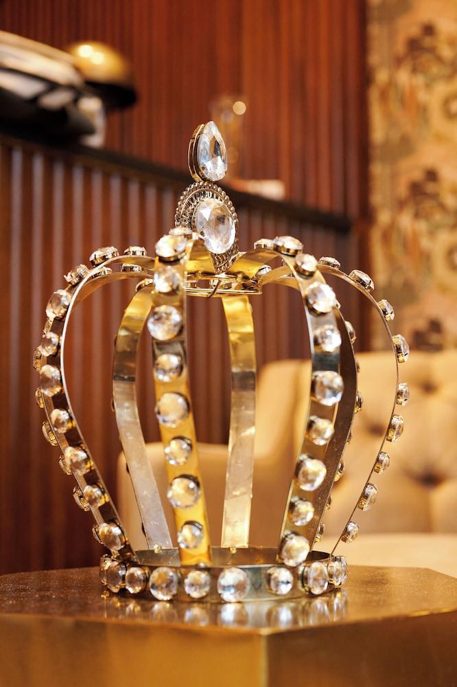 Huttons Hotel, Victoria London