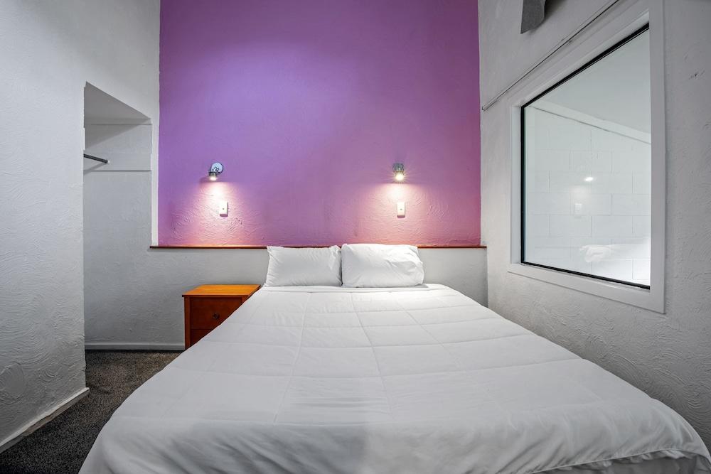 Oakwood Manor Motor Lodge