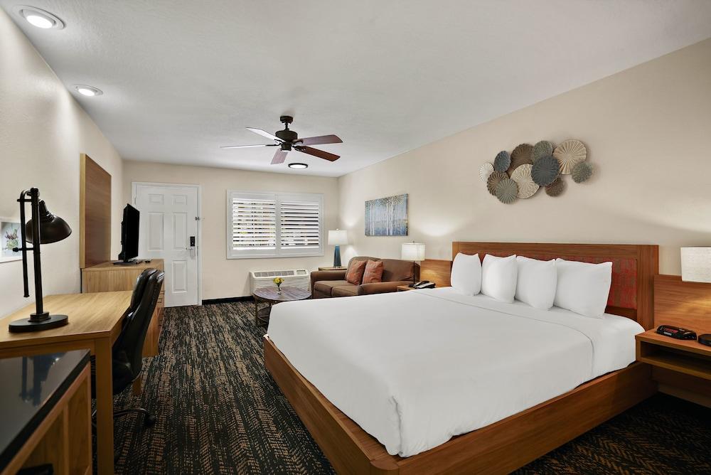 La Fuente Inn & Suites